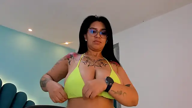 sharlott18's Live XXX Chat