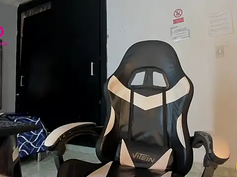 Show modela Ciara_HotTs na web-kameri