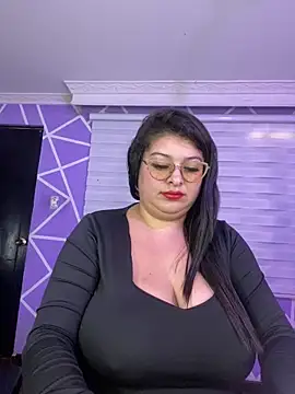 Chatroom XXX en direct de MiiaaJoness