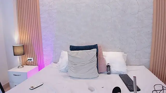 Chatroom XXX en direct de NaomyCollins__