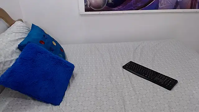 emiliaa_hot élő XXX-chatje