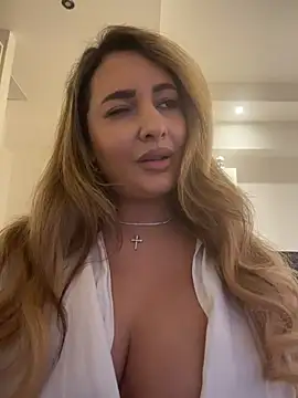 Chat +18 de YaaraCollins ao vivo