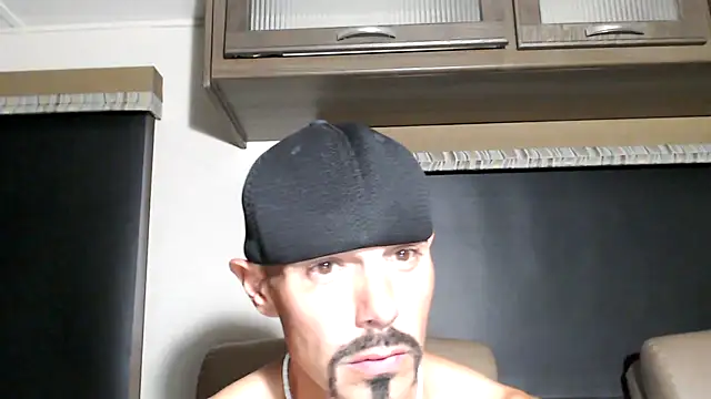 ThickD2C Adlı Modelin Canlı XXX Sohbeti