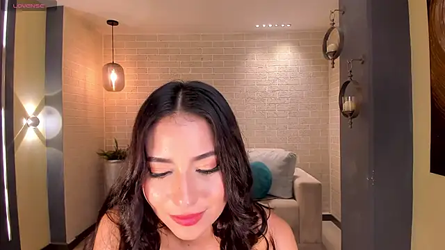 LucieMartin 即時 XXX 聊天