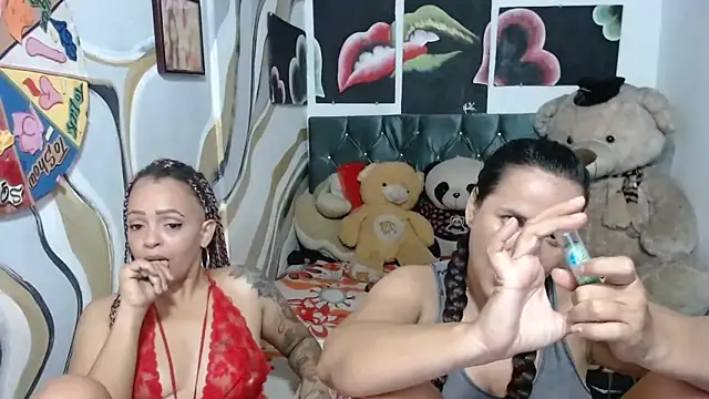 manzanahot9: διαδικτυακό σόου στην κάμερα