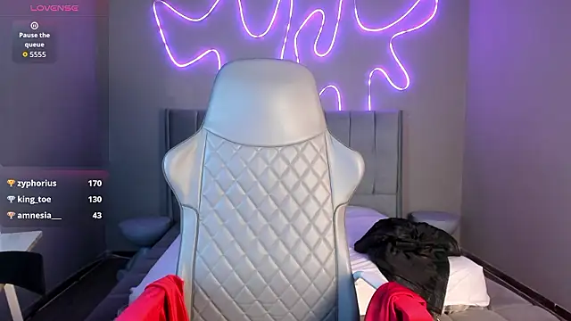 Pokazy przed kamerką – simone_sky