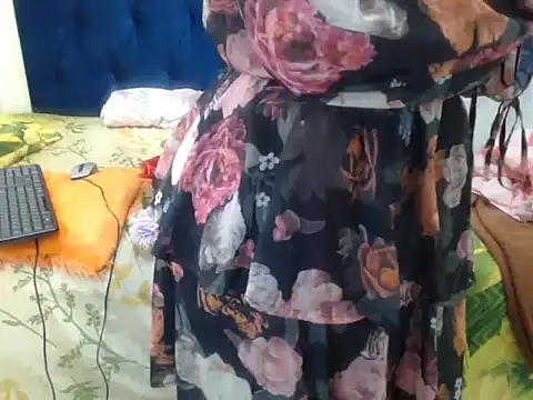 CurvyAssXX21 – Naživo XXX chat