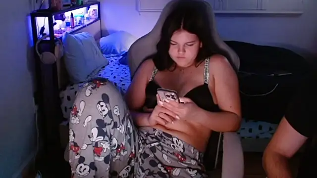 Show modela yourmila1 na web-kameri