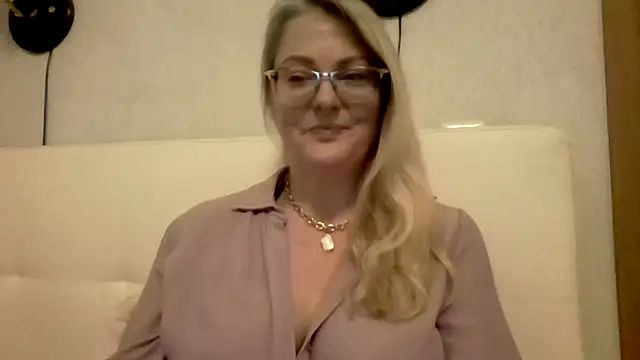 Emilia99's Live XXX Chat