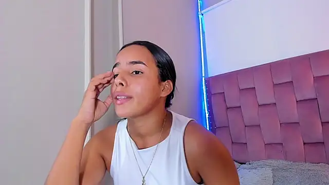 Roxy_Stonee Adlı Modelin Canlı XXX Sohbeti