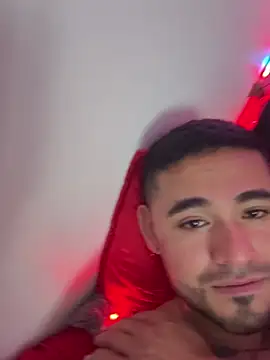 amon_1998: διαδικτυακό σόου στην κάμερα