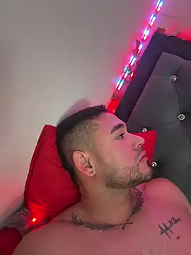 amon_1998: διαδικτυακό σόου στην κάμερα