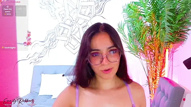 Emmi_Roberts Adlı Modelin Canlı XXX Sohbeti