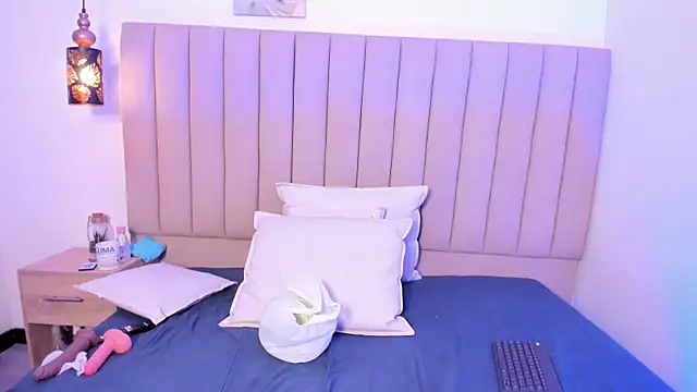 Show modela Dennise_Sinclair na web-kameri