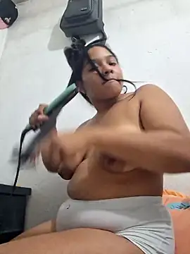 AnnaMil3J Adlı Modelin Canlı XXX Sohbeti