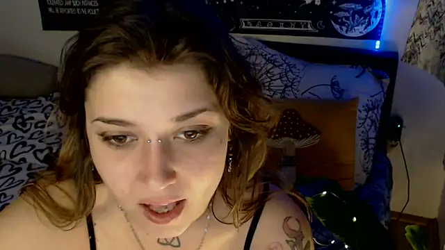 AlienforTwenty's Live XXX Chat