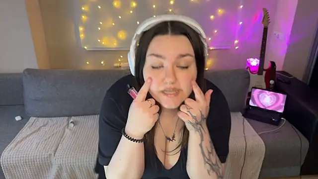 RiotKitten1 Adlı Modelin Canlı XXX Sohbeti