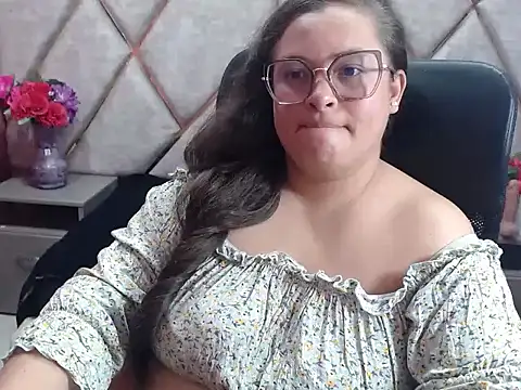 Sarah_Boobs_ Adlı Modelin Canlı XXX Sohbeti