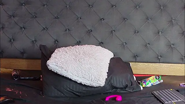 دردشة YayaHilton الجنسية المباشرة