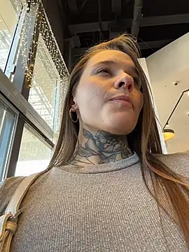 KishaMur: διαδικτυακό σόου στην κάμερα