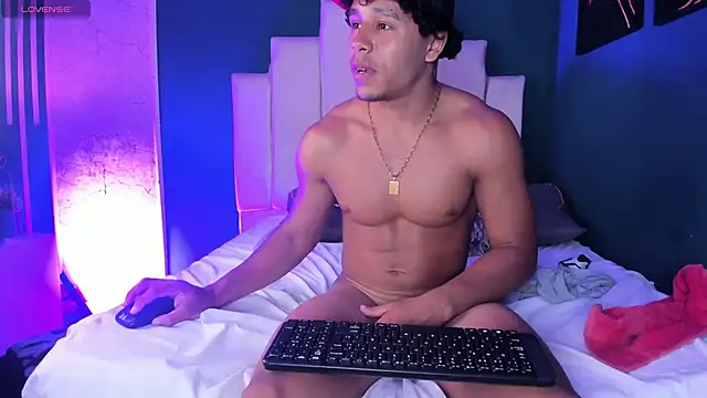 Adrian_Volt 现场XXX聊天