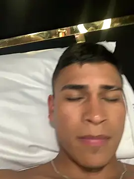 Emiliano_Reyes Show in webcam