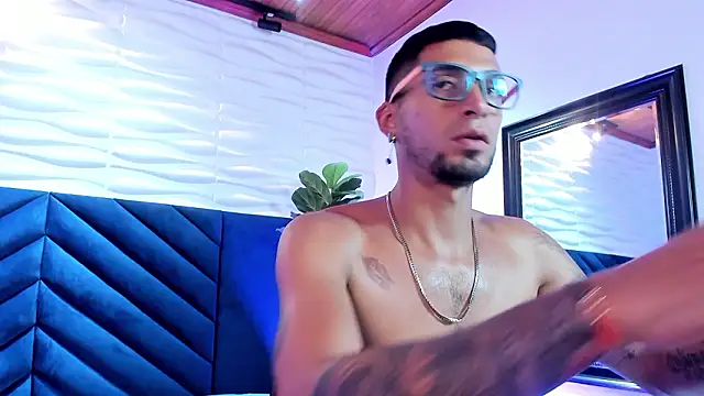 DrakeNeumann élő XXX-chatje