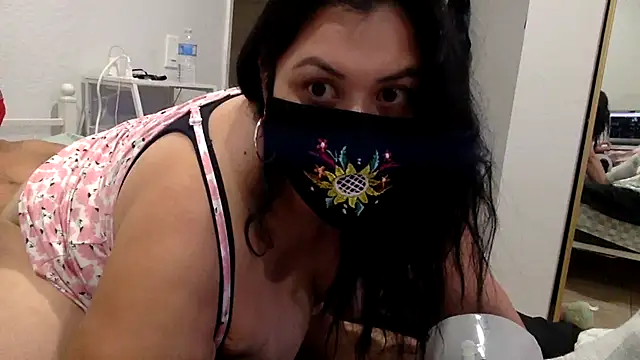 neveragain2026: διαδικτυακό σόου στην κάμερα