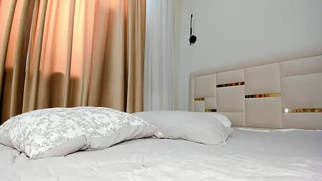 Lola_Peach Show Webcam