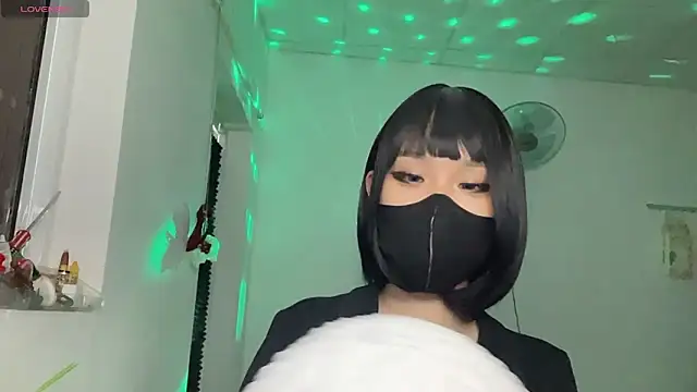 XXX chat uživo modela Tieu-May