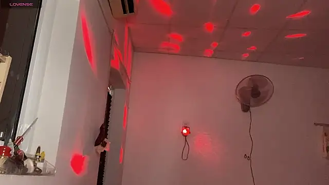 Chatroom XXX en direct de Tieu-May