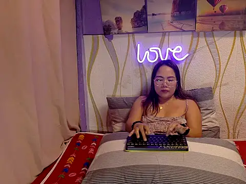 BURBERRY69 Adlı Modelin Canlı XXX Sohbeti