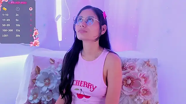 NayeCloud élő XXX-chatje