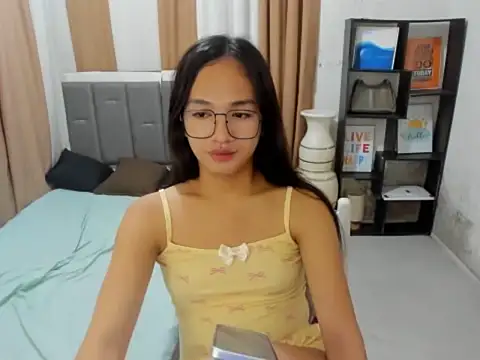 Chatroom XXX en direct de PetiteAsianTrisha