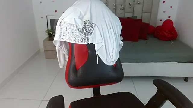 Caius_fox Show in webcam