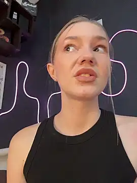 Chat +18 de MilaMoone ao vivo