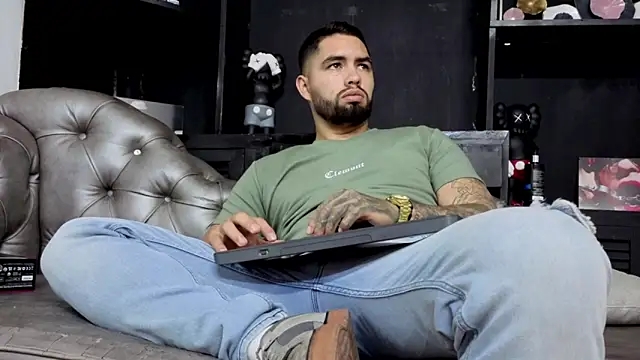 matteosantos: онлайн-секс-чат