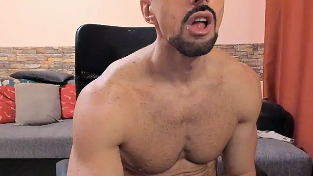 แชท XXX สดของ HotHunkTrainer