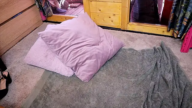 LittleMe97 Adlı Modelin Canlı XXX Sohbeti