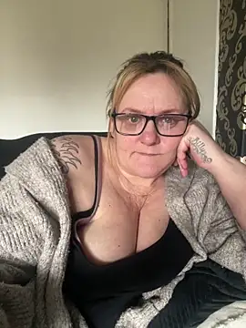 Busty-GilfQuinn's Live XXX Chat