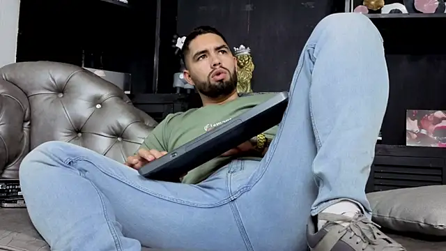 matteosantos: διαδικτυακό σόου στην κάμερα