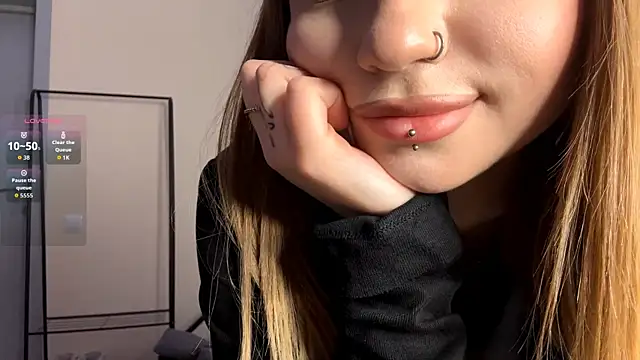 PledHolyのライブXXXチャット