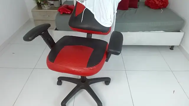 Caius_fox: διαδικτυακό σόου στην κάμερα