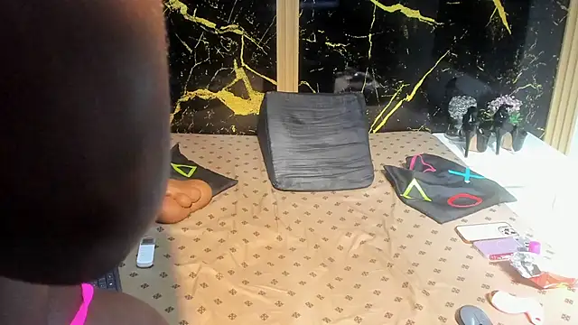 NahomyOwen webcam show