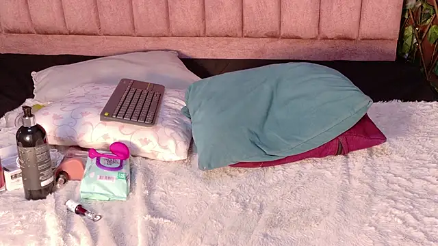 Show modela MiaJanss na web-kameri