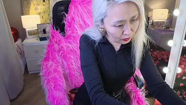 Онлайн чат XXX RoxalanaStar