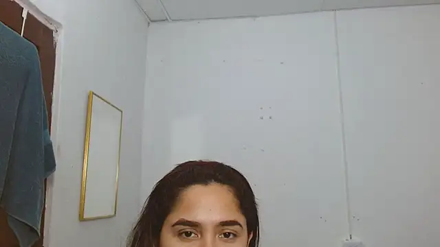 Thalian Adlı Modelin Canlı XXX Sohbeti