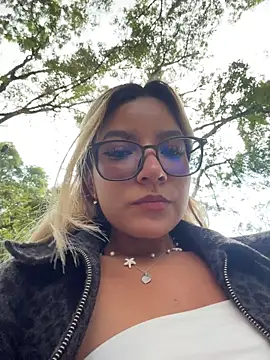 Pretty_roxxyy live XXX chat