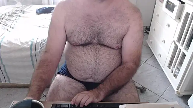 MysterBearMG Show in webcam