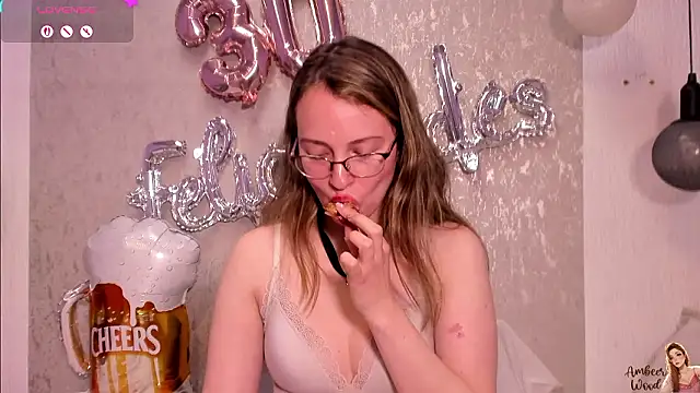 Chatroom XXX en direct de AmbeerWood_